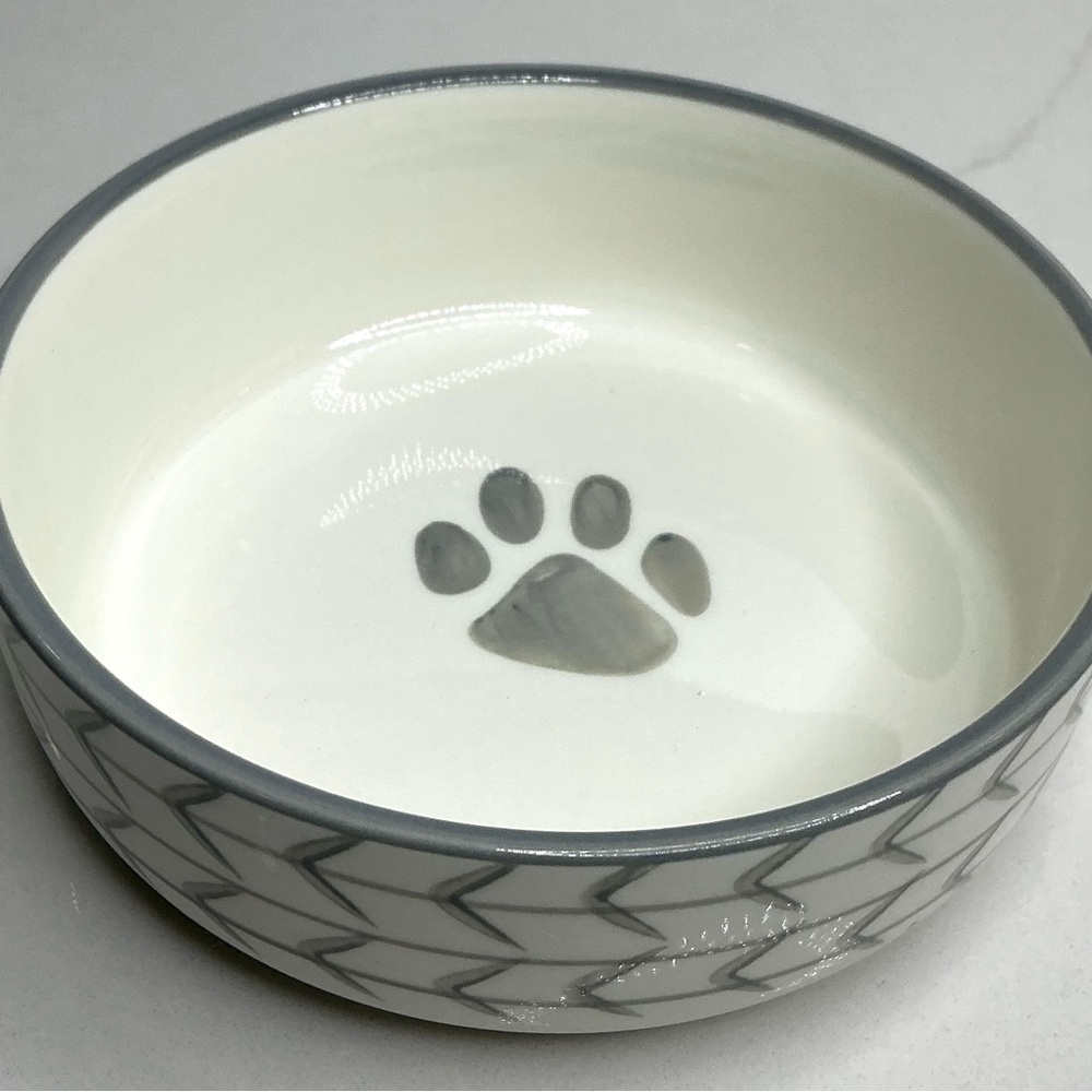 Signature Housewares 5"R x 1.5"D Gray Arrow Food Water Pet Dog Bowl New